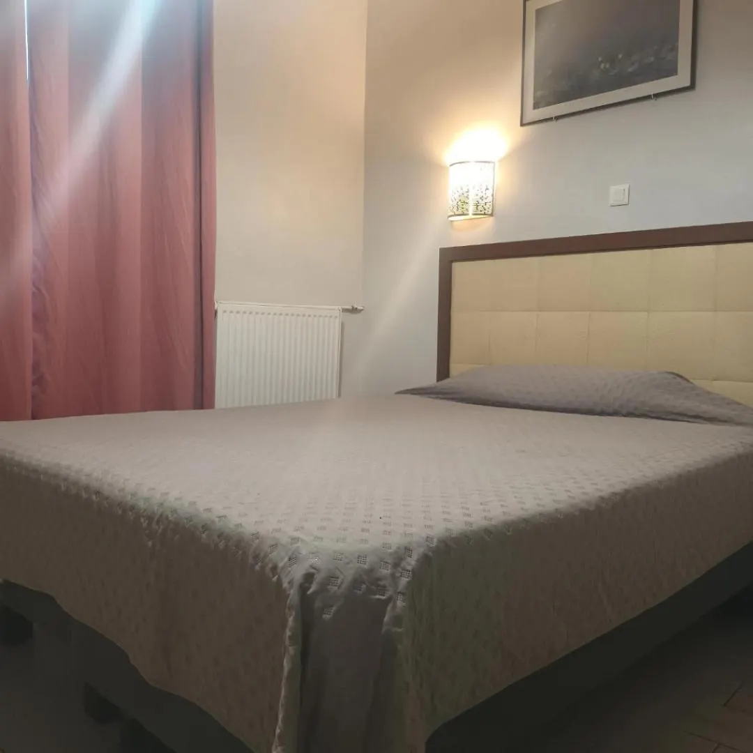 Hotel Lorraine Est Paris 0*,  France